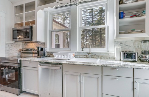 Cuddebackville House | New York Getaway Near Neversink River & Hiking