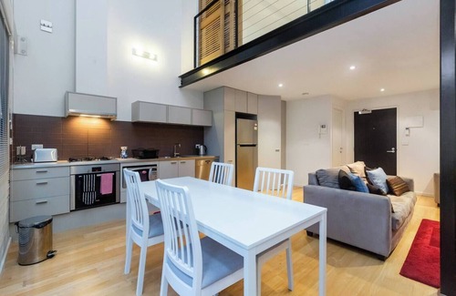 Melbourne Central Business District Apartment | New York Lofted CBD Retreat with Pool and Parking