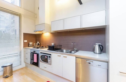 Melbourne Central Business District Apartment | New York Lofted CBD Retreat with Pool and Parking
