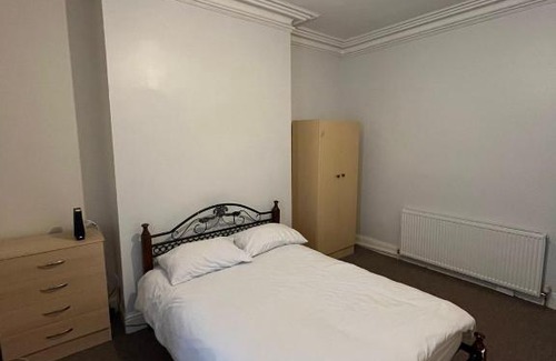 Newcastle-upon-Tyne Apartment | Newcastle, fully equipped kitchen 4 bedrooms, 3 king & 2 single beds, 5 minutes to city centre