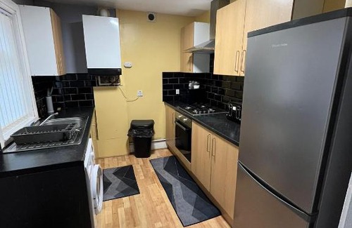 Newcastle-upon-Tyne Apartment | Newcastle, fully equipped kitchen 4 bedrooms, 3 king & 2 single beds, 5 minutes to city centre