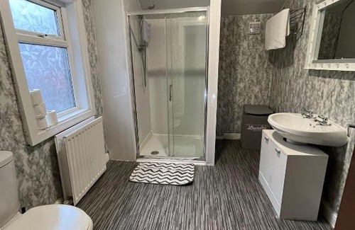 Newcastle-upon-Tyne Apartment | Newcastle, fully equipped kitchen 4 bedrooms, 3 king & 2 single beds, 5 minutes to city centre