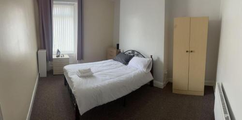 Newcastle-upon-Tyne Apartment | Newcastle, fully equipped kitchen 4 bedrooms, 3 king & 2 single beds, 5 minutes to city centre