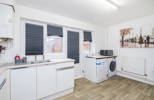 Custom House House | Newham Excel E16 - 3 bed 2.5 bath house w Free parking, 3 Bed 1.5 bath House with Parking Close to E
