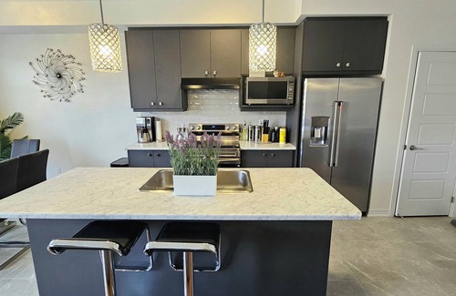 Thorold House | Newly build house just minutes away from Niagara fallsview.