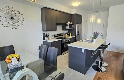 Thorold House | Newly build house just minutes away from Niagara fallsview.