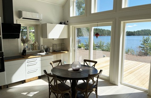 Jarnforsen House | Newly built cottage located on lake plot next to Lake Flaten outside Virserum | SE05072