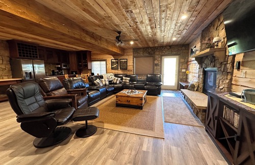Grand Lake Cabin | Newly built Log Cabin by Private Lake with use of boats & bikes; 5-BD, by RMNP