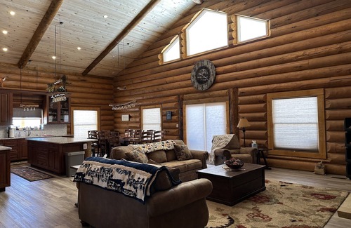 Grand Lake Cabin | Newly built Log Cabin by Private Lake with use of boats & bikes; 5-BD, by RMNP