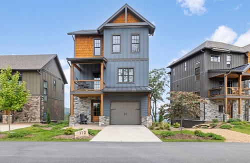 Boone House | Newly Built! Professionally decorated with long range views. HOT TUB!