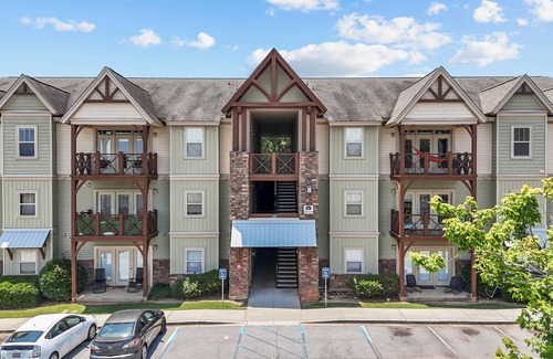 Seneca Condo | NEWLY FURNISHED 4BR/4BA condo 8 mins from Memorial Stadium 15 mins from Clemson!