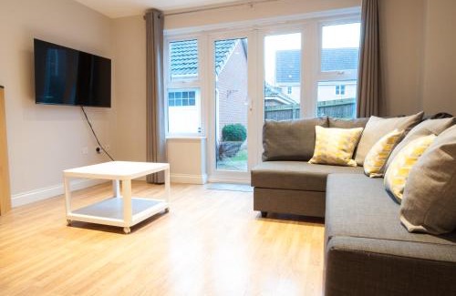 Derby House | Newly Furnished Aztec House (6 separate beds)