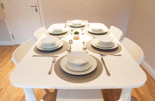 Derby House | Newly Furnished Aztec House (6 separate beds)