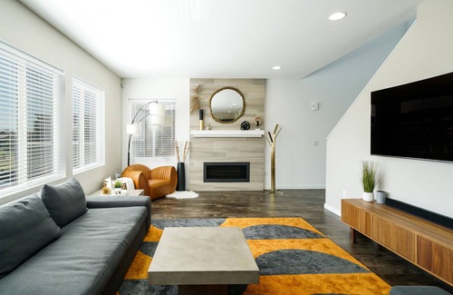 Parker House | Newly Furnished Modern Executive Rental - 30+ Day Stays - Private Hot Tub