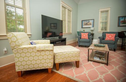 Habersham House | Newly Listed - Spacious Condo with Private Balcony