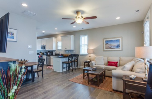 Northeast Virginia Beach House | Newly Refreshed 2 BR Townhouse Walking Distance to the Beach and Boardwalk (406A)