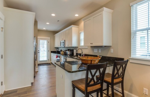 Northeast Virginia Beach House | Newly Refreshed 2 BR Townhouse Walking Distance to the Beach and Boardwalk (406A)