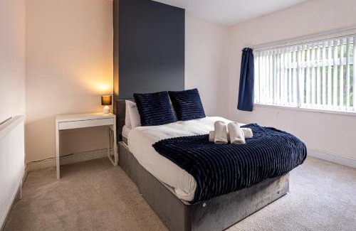 Bilston House | Newly Refurbed 5 Bed House for Contractors, Families & Relocation- Cosely Wolverhampton