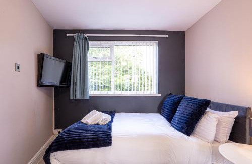 Bilston House | Newly Refurbed 5 Bed House for Contractors, Families & Relocation- Cosely Wolverhampton