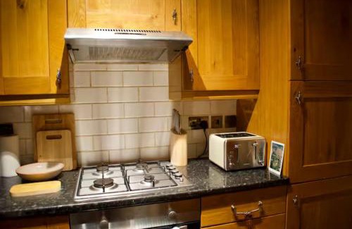 Restalrig Apartment | Newly Refurbed Home with Free Parking