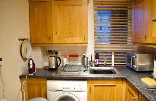 Restalrig Apartment | Newly Refurbed Home with Free Parking