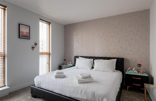 Walworth Apartment | Newly refurbished 1 bed w balcony, Elephant Castle and Kennington, by GuestReady