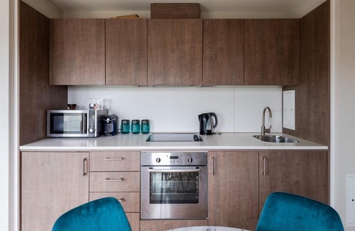 Walworth Apartment | Newly refurbished 1 bed w balcony, Elephant Castle and Kennington, by GuestReady