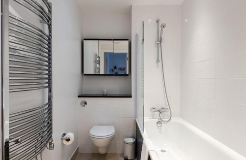 Walworth Apartment | Newly refurbished 1 bed w balcony, Elephant Castle and Kennington, by GuestReady