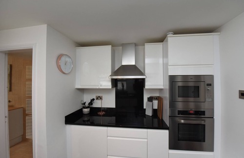 Chester House | Newly Refurbished 3 Bed House - Netflix, Wi-Fi & Close To Shops & Restaurants