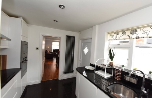 Chester House | Newly Refurbished 3 Bed House - Netflix, Wi-Fi & Close To Shops & Restaurants