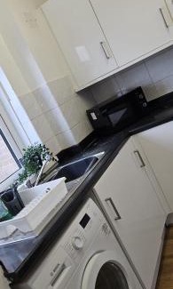 Slough Apartment | Newly refurbished near Windsor Maidenhead and Reading 20 minutes train to London with parking