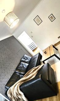 Slough Apartment | Newly refurbished near Windsor Maidenhead and Reading 20 minutes train to London with parking
