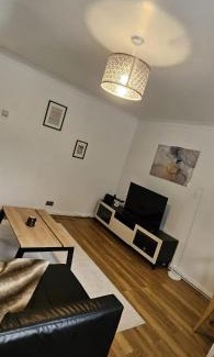 Slough Apartment | Newly refurbished near Windsor Maidenhead and Reading 20 minutes train to London with parking