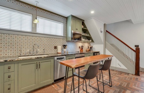 Midtown Cottage | Newly refurbished two story carriage house in vibrant Thomas Square District