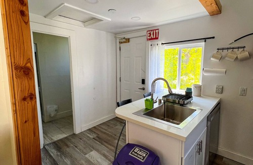Downtown Sacramento Apartment | Newly Remodel Duplex Free Parking 3-Bed-1 Bath.