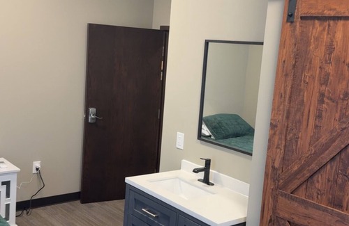 Mattoon Hotel | Newly Remodeled! - A4 Queen Rm Private Bathroom, Shared Shower (Lockable)