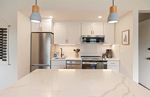 Bend Condo | Newly remodeled by Bachelor, Community Hot Tubs & Pools