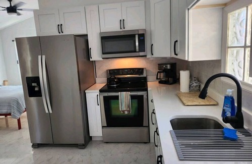 Childs Park Cottage | Newly-remodeled Guesthouse for rent 10 mins to Central Ave and beaches
