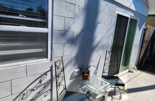 Childs Park Cottage | Newly-remodeled Guesthouse for rent 10 mins to Central Ave and beaches