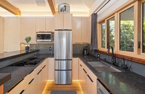Corvallis Apartment | Newly Renno'd Modern Studio in downtown Corvallis, walk to OSU! by The Tachibana