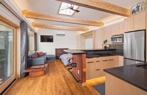 Corvallis Apartment | Newly Renno'd Modern Studio in downtown Corvallis, walk to OSU! by The Tachibana
