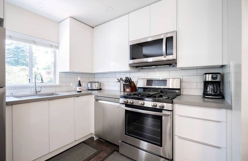 Kitsilano Apartment | Newly Reno'd 2 bdrm Kitsilano Centrally Located