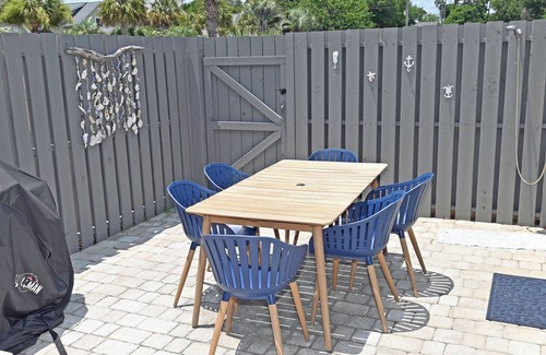 Crescent Beach Villa | Newly Renovated 2BR Villa l Pool Access l Close to Beach