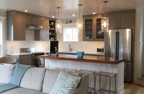 Narragansett Cottage | Newly renovated 2 bedroom cottage with ocean view