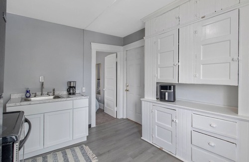 Westside Apartment | Newly Renovated 2BR Apt Near SU, Zoo, Destiny USA & Downtown