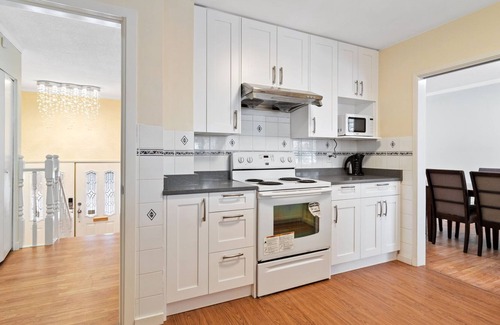 Richmond House | Newly renovated 3 bed 3 bath upper level suite Richmond Center