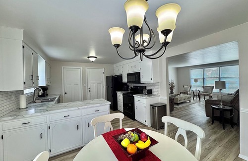 Ashwaubenon House | Newly Renovated 3 bedrooms w/5 beds, 2 bath home w/convenience to everything.