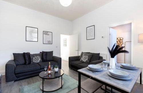 Sunderland House | Newly Renovated 3br House Near Hospital & Uni