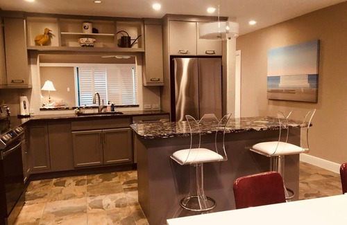 Old Naples Cottage | Newly renovated bungalow in of Old Naples~Walk to 5th Avenue, the park & more