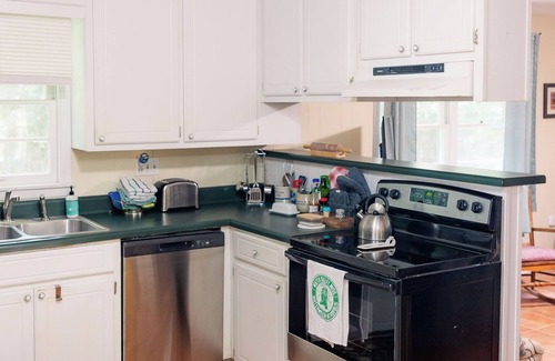 Oxford House | Newly renovated, comfy & artsy! 1mi to Square, 2mi to Campus in old Oxford